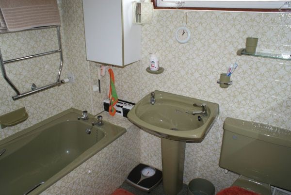 Typical 1980s bathroom