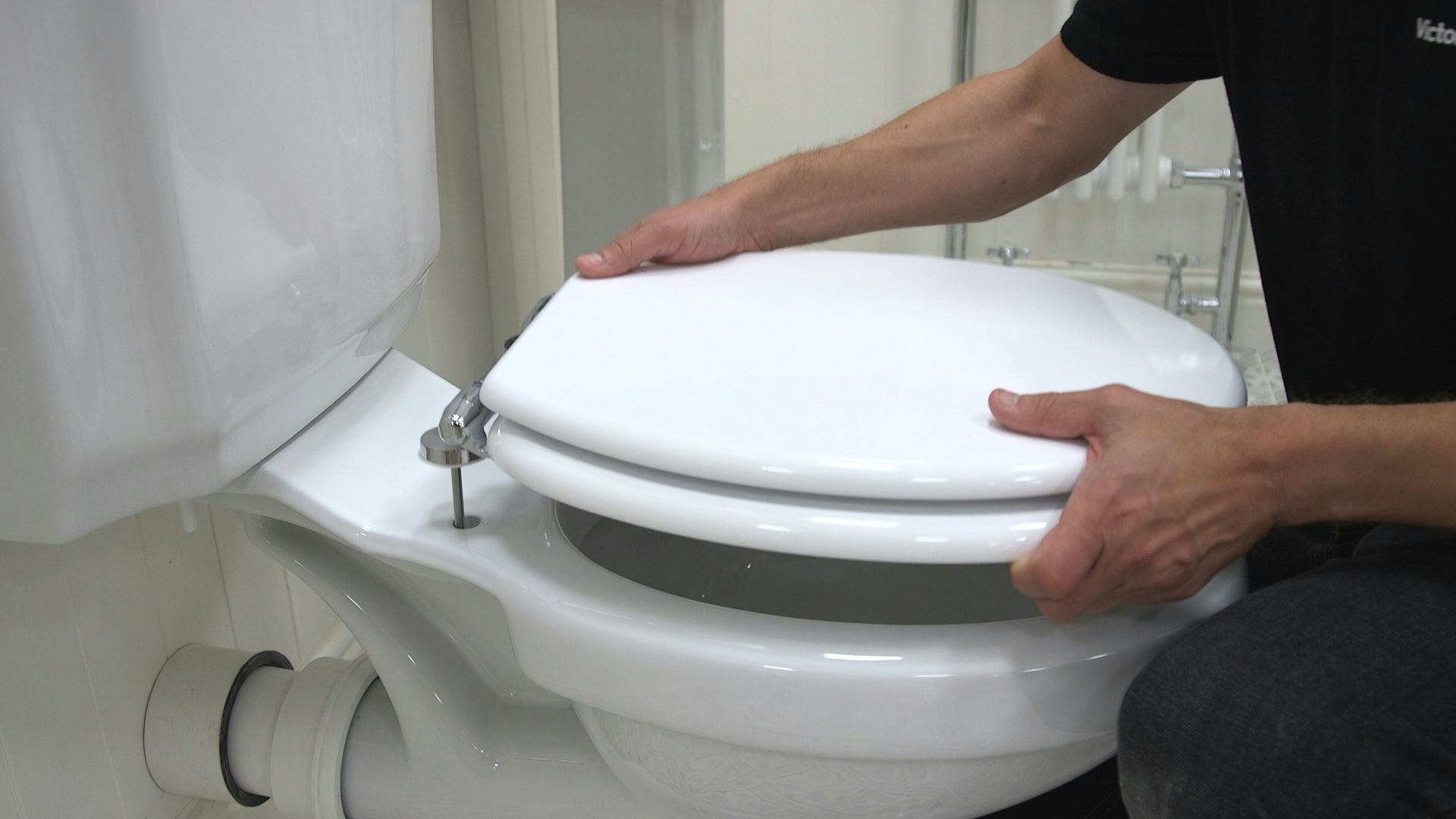 Fitting a new toilet seat