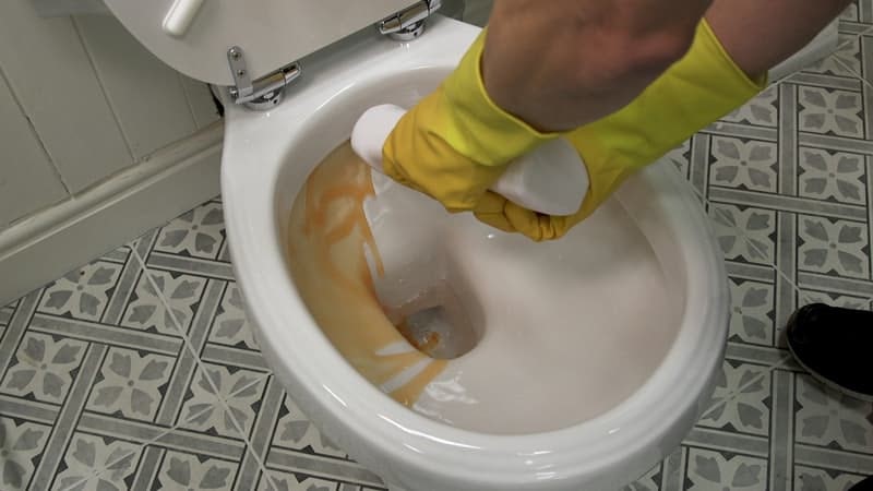 rengøring af kalk fra toilettet med blegemiddel